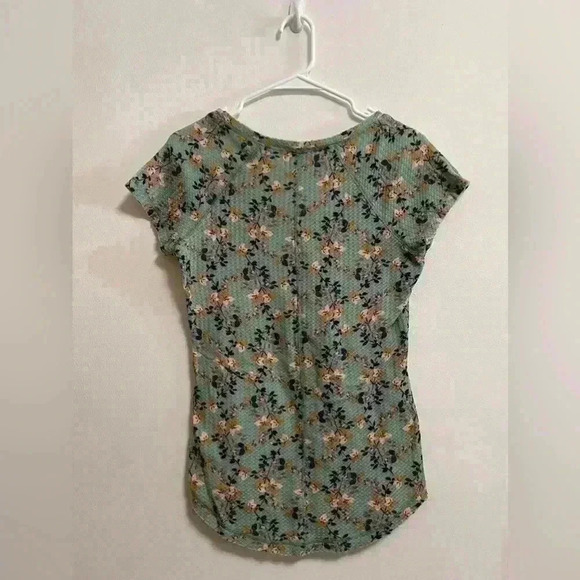 William Rast - Women’s Waffle Knit Floral Soft T-Shirt - V Neck Buttons - Size M - Picture 5 of 5